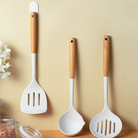 Ustensiles de cuisine de luxe classiques ustensiles de cuisine Gadgets trucs accessoires en bois cuisson ensemble d'outils de cuisine en silicone