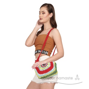 Borsa Patchwork a uncinetto in tela rossa e verde multicolore accessorio invernale Boho all'ingrosso | Low MOQ | Elegante uso quotidiano aperto - Product Image 1