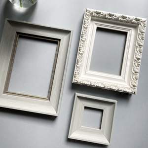 Cadre photo en bois foncé poli, créant une sensation haut de gamme et élégante, adapté aux intérieurs de bureaux pour présenter les réalisations professionnelles. - Product Image 3