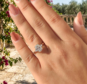 Anillo de Compromiso de Lujo con Corte Alargado Tipo Cojín o Trillón, Cultivado en Laboratorio, Certificado por IGI, de 2.00-5.00 Quilates, con Engaste Catedral en Oro de 10K/14K/18K - Product Image 1