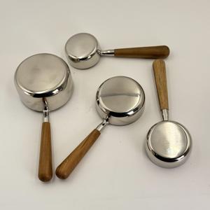 Juego de 4 Tazas Medidoras de Metal con Mango de Madera, Decoración del Hogar, Juego de Tazas Medidoras de Acero Inoxidable con Mangos de Madera para Regalos - Product Image 5