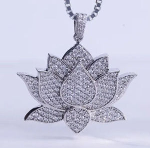 จี้รูปดอกบัว Aurickk Jewels เงินแท้ 925 ประดับโมอิสซาไนต์ ดีไซน์สั่งทำพิเศษ ชุบโรเดียม ของขวัญเครื่องประดับสุดโรแมนติก รุ่นสำหรับงานปาร์ตี้ - Product Image 3