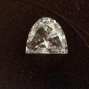 Diamante hecho a mano cultivado en laboratorio D Color VVS2 Color claridad media luna corte joyería para mujeres IGI certificado CVD Fabricación de la India - Product Image 1