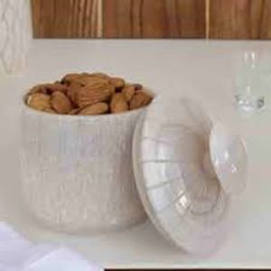 Frasco de fruta seca de resina de alta calidad diseñado para conservar la frescura y un toque decorativo único en el mostrador de su cocina - Product Image 2