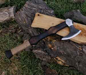 Hacha Tomahawk Artesanal de Acero Industrial con Alto Contenido de Carbono, Multiusos, para Camping, Supervivencia al Aire Libre, Mango de Madera Natural y Cuero - Product Image 3