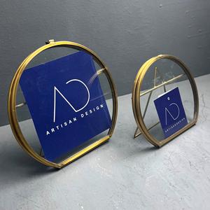 Ensemble de 2 cadres photo décoratifs de table, forme ronde, design unique avec finition en laiton - Product Image 3