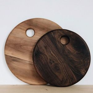 Planches à découper artisanales en bois de forme ronde durables durables et personnalisables pour tous vos besoins de cuisine - Product Image 3