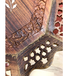 Cuenco de bandeja de madera hecho por artesanos indios con diseño rústico tallado a mano con incrustaciones para decoración del hogar de inspiración vintage de La India - Product Image 4