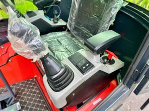 ENVÍO GRATUITO Miniexcavadora AGT QK18 de 16 HP con Cuchilla de Retroexcavación de 39 Pulgadas, Cuchara de 16 Pulgadas con Dientes, Pulgar Hidráulico de 10 Pulgadas, Aprobada por la EPA y la CE - Product Image 2