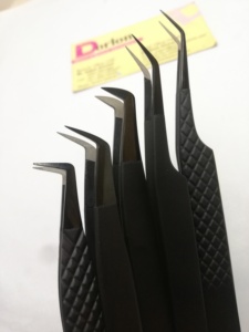 แหนบต่อขนตาแบบเคลือบสีดำด้านแหนบสำหรับต่อขนตาทำจากเส้นใยแหนบติดโลโก้ตามสั่ง - Product Image 3