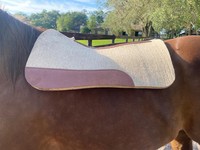 Vente en gros de tapis de selle western en feutre 100% laine, design personnalisé, avec sac en plastique antidérapant confortable et taille sur mesure, pour usage équestre