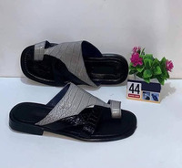 Sandales arabes de haute qualité pour hommes Pantoufles élégantes à bout carré OEM Conception de boucle confortable Amorti Chappal OEM de Dubaï vente en gros