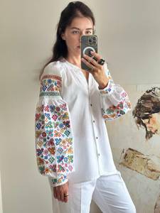 Chemisier artisanal bohème artistique Vyshyvanka brodé en pur lin motif floral haut magnifique détail taille naturelle - Product Image 2