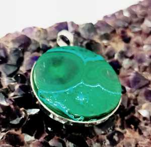 จี้เงินทำด้วยมืออัญมณีมรกตธรรมชาติอัญมณีสีเขียว Cabochon รูปร่างผสมของขวัญสำหรับผู้หญิงอัญมณีหลวม - Product Image 1