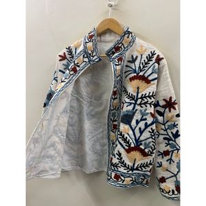 Veste en coton au point de chaînette inspirée du Suzani, collection Printemps, motif 'Ivory & Indigo the Garden of Wandering Vines', finition soignée - Product Image 4