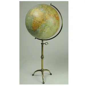 Globe terrestre de table sur support en laiton Collection unique de cartes et de globes du globe Support en métal Carte du monde polie en or à vendre