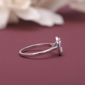 Anillo de compromiso con halo de diamantes ovalados cultivados en laboratorio, certificados por IGI, en oro blanco/rosa y amarillo de 18 quilates, con corte ovalado, para mujer. - Product Image 4