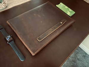 Housse pour ordinateur portable élégante et moderne en cuir véritable portable, légère et durable, faite à la main, pour hommes d'affaires, bureau et GLS-0249 d'utilisation quotidienne - Product Image 3