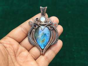 Precio al por Mayor HARI OM CREATIONS, Colgante de Pirámide de Malaquita Labradroit, Estilo Vintage, Chapado en Oro sobre Latón, con Alambre Envuelto, Piedra de Nacimiento - Product Image 3