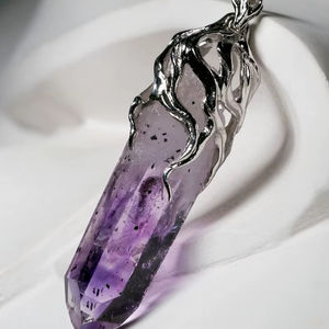 Pendentif rare en cristal d'améthyste brute Quartz naturel en argent 925 plaqué or 14 carats Collier unisexe style LOTR Art Nouveau - Product Image 1