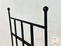 Chaise élégante, moderne et confortable en fil de métal forgé avec base incurvée et dossier en grille pour une utilisation intérieure/extérieure