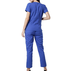 Uniforme médico para uso diario en hospitales y clínicas, con tela transpirable en la parte superior y pantalones cómodos y profesionales. - Product Image 3
