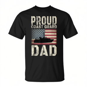 Il papà della Guardia Costiera indossa con orgoglio questa maglietta con bandiera americana USCG, una maglietta promozionale elegante - Product Image 2