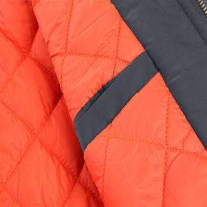 Chaqueta bomber de corte moderno para hombre, diseñada para una silueta elegante, con control de calor y comodidad confiable para uso casual. - Product Image 2