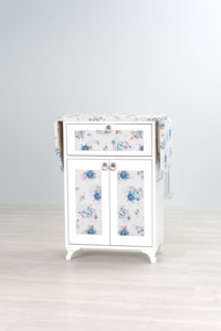 Tabla de Planchar Plegable y Ajustable de Madera con Armario, Marco Blanco y Diseño Floral Azul para Uso Doméstico - Product Image 4