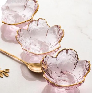 Bol décoratif en verre en forme de fleur de luxe avec bord doré, parfait pour la décoration de table, la présentation de repas raffinés et le style de la maison - Product Image 4