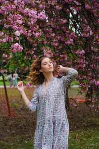 Robe Ambiente imprimée à la main, coton bohème, décontractée, occasionnelle, coton pur, fabrication artisanale, mode éthique, floral, gris rose - Product Image 4