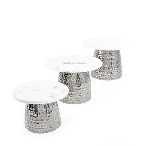 Lot de 3 supports décoratifs Ramadan en marbre blanc avec base martelée en métal argenté Cascades Support rond pour dattes et chocolat - Product Image 5