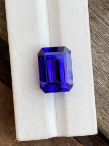 Étonnante pierre précieuse de taille émeraude d'octogone de Tanzanite naturelle bleu royal avec couleur de luxe, loupe de tanzanite zoisite propre 18.37 carat. - Product Image 3