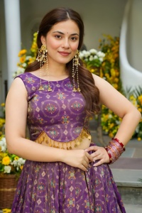 Élégance avec une touche moderne : Lehenga en organza imprimé numériquement, entièrement cousu, avec blouse cousue, idéal pour les soirées. - Product Image 2
