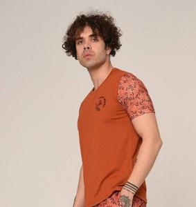 เสื้อยืดกีฬาผู้ชาย ผ้าฝ้าย 100% ระบายอากาศดี ดีไซน์คอกลม แขนพิมพ์ลายแบบซับลิเมชั่น สวมใส่สบาย ทรงหลวม ลายเรียบ - Product Image 3