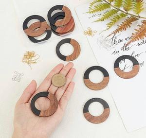 ต่างหูเรซินทำด้วยมือพร้อมสีและสไตล์ที่ปรับแต่งได้สำหรับแฟชั่นในแบบของตัวเองในระดับต่ำโดยงานฝีมือ - Product Image 4