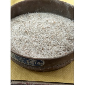 Grains de quartz de silice blanc neige 0.5-1mm 99.9% SiO2 résistance à haute pression pour les dalles de pierre de quartz d'ingénierie industrielle - Product Image 6