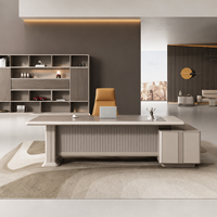 Scrivania Direzionale Signature Bianco Crema con Pannello Frontale Scanalato e Mobile Laterale, Grande Tavolo per CEO e Dirigenti per Ufficio Moderno