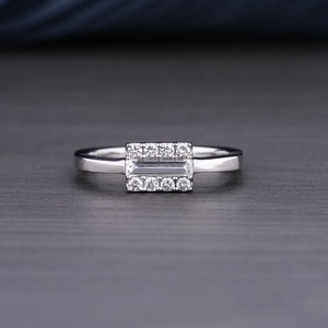 Bague de fiançailles et de mariage classique chrétienne en or plaqué 18 carats avec zircon baguette personnalisé de 0,61 carat pour femme, bijoux fins - Product Image 1