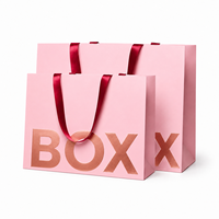 Sacs en papier kraft écologiques en gros, laminés, imprimés sur mesure, emballage de luxe pour la vente au détail, estampage à chaud or, ruban pour vêtements