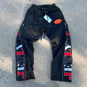กางเกงไนลอนผู้ชายออกแบบได้ตามต้องการมีซิปน้ำหนักเบาพิมพ์ตัวอักษรน้ำหนักเบาเสื้อผ้าแนวสตรีทแบบลำลองกันน้ำ - Product Image 3