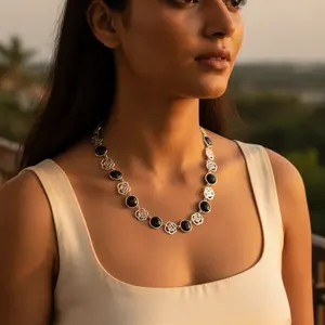 Collar de Plata 925 con Baño de Rodio Geométrico, Incrustaciones de Diamantes y Ónix Negro en Forma de Rosa para Mujer - Product Image 1