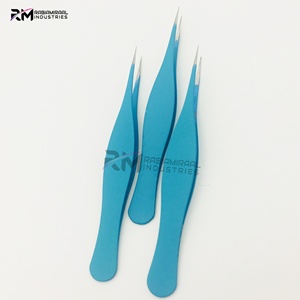 Pinza para cejas RMI Frowzy con recubrimiento en polvo de color y punta plateada, nuevo diseño puntiagudo. - Product Image 5