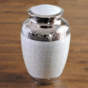 Urna de cremación de latón blanco perla para cenizas humanas Urna conmemorativa hecha a mano para adultos Proveedor al por mayor Fabricante Exportador - Product Image 3