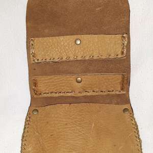 Esta es una pequeña bolsa de cuero color canela con cierre de cuerno, similar a una bolsa de caballero de la época de los vaqueros, curtida con el método de curtido cerebral. - Product Image 3