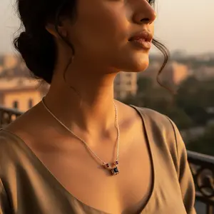 Collier pendentif en grenat plaqué or rose pour femmes - Design tendance et classique - Product Image 2