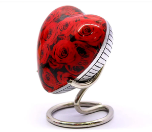 Magnifique cœur en rose rouge avec support en laiton pour cendres funéraires - Product Image 2