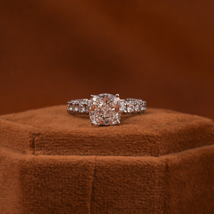 Anillo de Diamantes de Oro Sólido de 14 Quilates con Corte Cojín de 3.0 Quilates, Gema Verde Cultivada en Laboratorio y Diamantes Redondos, con Halo Oculto de Moda - Product Image 1