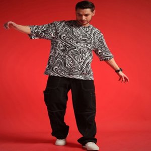 เสื้อยืดสีดำสำหรับผู้ชายพิมพ์ลายแอบสแตรคท์เสื้อยืดคอกลมแขนสั้นเปิดไหล่ทรงหลวมเสื้อยืดผลิตในอินเดีย - Product Image 2