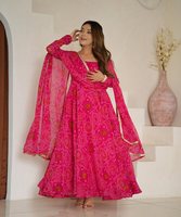 Fournisseur en gros de vêtements pour femmes : Achetez en ligne des Kurta / Kurti hauts et pantalons Palazzo indiens et pakistanais, décontractés, festifs, élégants et sexy.